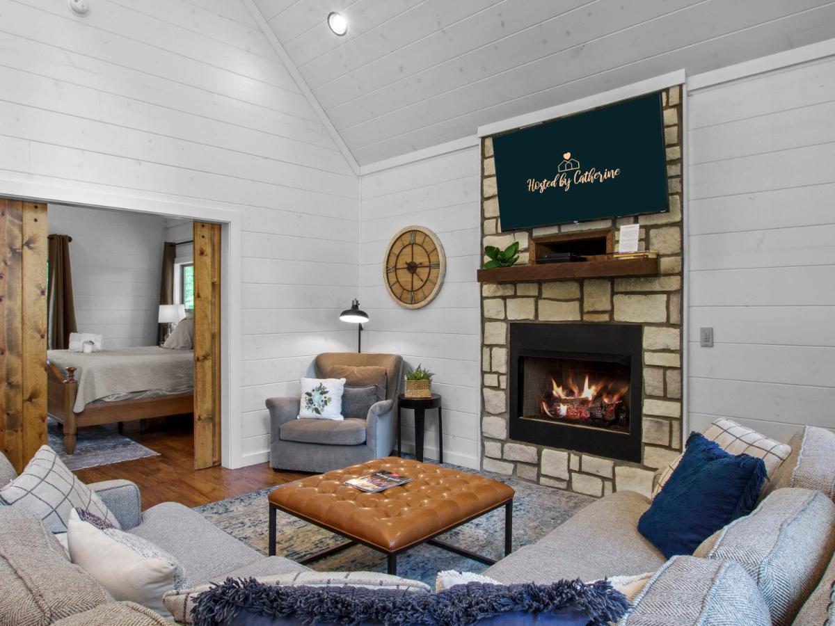 Stunning Luxury Cabin W Hot Tub And Fire Pit Holy Shiplap Is Perfect Romantic Couples Getaway ブロークン・ボウ エクステリア 写真