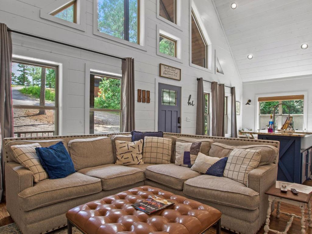 Stunning Luxury Cabin W Hot Tub And Fire Pit Holy Shiplap Is Perfect Romantic Couples Getaway ブロークン・ボウ エクステリア 写真