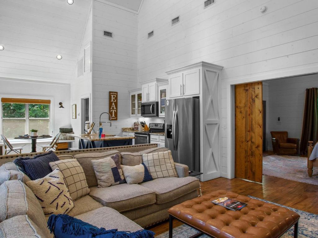 Stunning Luxury Cabin W Hot Tub And Fire Pit Holy Shiplap Is Perfect Romantic Couples Getaway ブロークン・ボウ エクステリア 写真