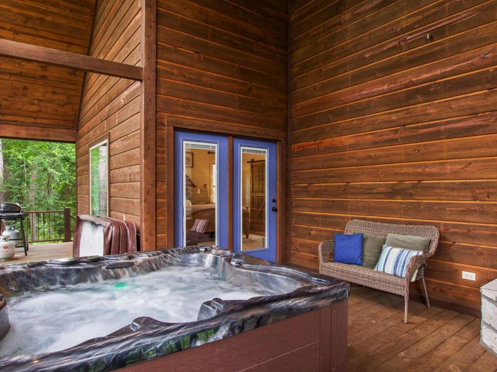 Stunning Luxury Cabin W Hot Tub And Fire Pit Holy Shiplap Is Perfect Romantic Couples Getaway ブロークン・ボウ エクステリア 写真